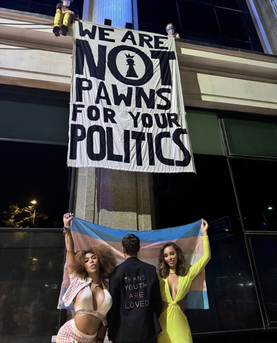 trans_safety's tweet image. Direct action group Trans Kids Deserve Better have staged a daring banner drop protesting against the political abuse of trans youngsters.