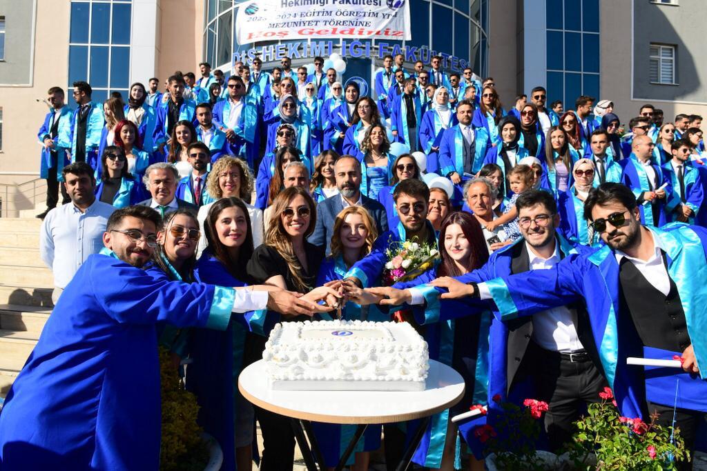 HaberVANYYU's tweet photo. Van YYÜ’de 2023-2024 Eğitim Öğretim Yılı Mezuniyet Törenleri Büyük Coşkuyla Kutlanıyor!🎓

Van Yüzüncü Yıl Üniversitesi Diş Hekimliği Fakültesi bahçesinde, genç diş hekimlerinin mezuniyet töreni büyük bir heyecanla gerçekleştirildi. Törene, Üniversitemiz Rektörü Prof. Dr. Hamdullah Şevli, Van İl Emniyet Müdürü Murat Mutlu, Rektör Yardımcılarımız Prof. Dr. Şenay Baydaş, Prof. Dr. Murat Kayri, Prof. Dr. Cemil Göya ve birçok akademisyen ile öğrenci velileri katıldı.
Mezuniyetlerini kutlayan öğrenciler, topluma sağlık hizmeti sunma yolunda önemli bir adım attılar. Tören, Diş Hekimliği Andı’nın ardından kep atma merasimiyle devam etti ve geleneksel halaylar, müzik ve eğlence eşliğinde son buldu.

@hsevli  #VanYYÜ #VanYüzüncüYılÜniversitesi #Mezuniyet #Mezuniyet2024 #VanYüzüncüYıldaMezuniyet
