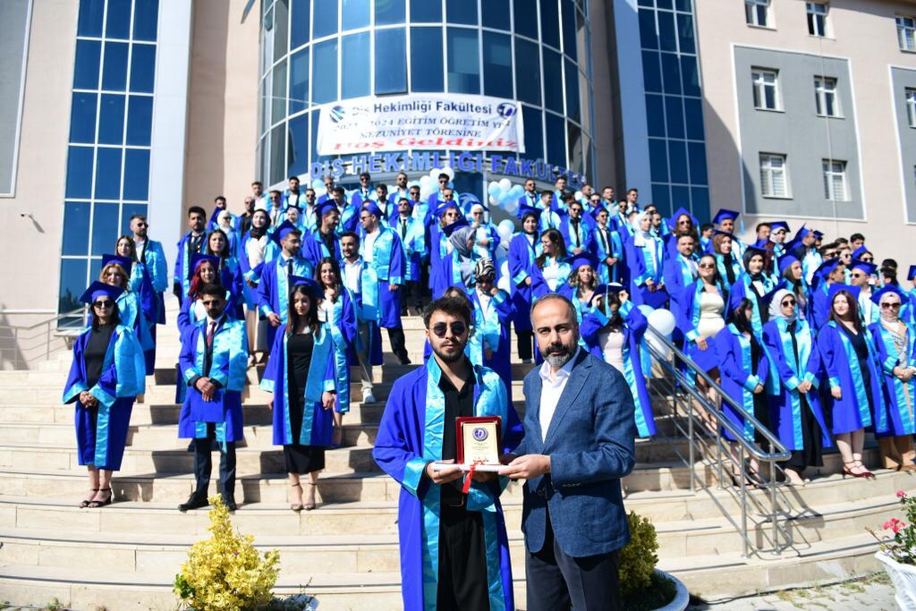 HaberVANYYU's tweet photo. Van YYÜ’de 2023-2024 Eğitim Öğretim Yılı Mezuniyet Törenleri Büyük Coşkuyla Kutlanıyor!🎓

Van Yüzüncü Yıl Üniversitesi Diş Hekimliği Fakültesi bahçesinde, genç diş hekimlerinin mezuniyet töreni büyük bir heyecanla gerçekleştirildi. Törene, Üniversitemiz Rektörü Prof. Dr. Hamdullah Şevli, Van İl Emniyet Müdürü Murat Mutlu, Rektör Yardımcılarımız Prof. Dr. Şenay Baydaş, Prof. Dr. Murat Kayri, Prof. Dr. Cemil Göya ve birçok akademisyen ile öğrenci velileri katıldı.
Mezuniyetlerini kutlayan öğrenciler, topluma sağlık hizmeti sunma yolunda önemli bir adım attılar. Tören, Diş Hekimliği Andı’nın ardından kep atma merasimiyle devam etti ve geleneksel halaylar, müzik ve eğlence eşliğinde son buldu.

@hsevli  #VanYYÜ #VanYüzüncüYılÜniversitesi #Mezuniyet #Mezuniyet2024 #VanYüzüncüYıldaMezuniyet