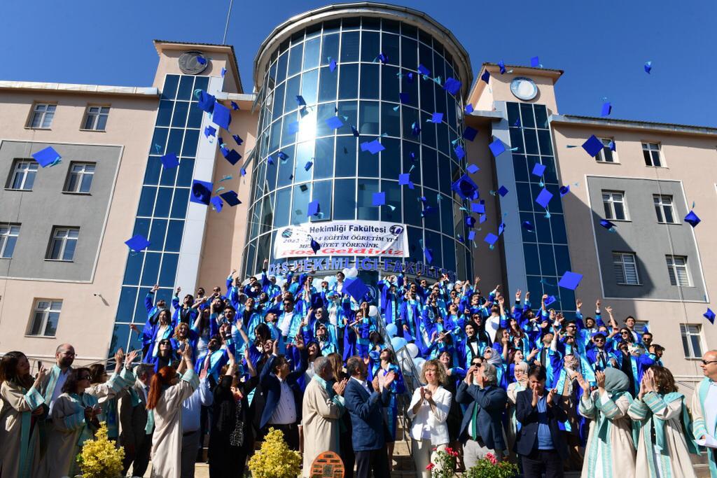 HaberVANYYU's tweet photo. Van YYÜ’de 2023-2024 Eğitim Öğretim Yılı Mezuniyet Törenleri Büyük Coşkuyla Kutlanıyor!🎓

Van Yüzüncü Yıl Üniversitesi Diş Hekimliği Fakültesi bahçesinde, genç diş hekimlerinin mezuniyet töreni büyük bir heyecanla gerçekleştirildi. Törene, Üniversitemiz Rektörü Prof. Dr. Hamdullah Şevli, Van İl Emniyet Müdürü Murat Mutlu, Rektör Yardımcılarımız Prof. Dr. Şenay Baydaş, Prof. Dr. Murat Kayri, Prof. Dr. Cemil Göya ve birçok akademisyen ile öğrenci velileri katıldı.
Mezuniyetlerini kutlayan öğrenciler, topluma sağlık hizmeti sunma yolunda önemli bir adım attılar. Tören, Diş Hekimliği Andı’nın ardından kep atma merasimiyle devam etti ve geleneksel halaylar, müzik ve eğlence eşliğinde son buldu.

@hsevli  #VanYYÜ #VanYüzüncüYılÜniversitesi #Mezuniyet #Mezuniyet2024 #VanYüzüncüYıldaMezuniyet