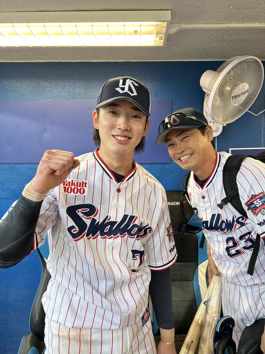 swallowspr's tweet photo. テツトもヒデキも
8回裏のあの場面によく打ってくれました。
イイ感じになってきたぞ!
(青木さん)
#ヤり返せ
#swallows
#山田哲人
#長岡秀樹 https://t.co/nFGsSpiKGv
