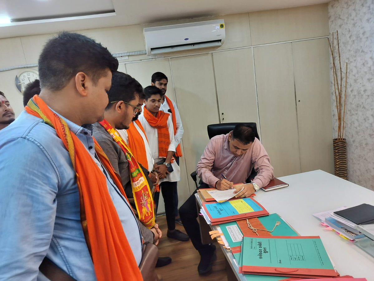 officeofJsrs's tweet image. Yesterday, our @jsrs_surat team submitted a Memorandum to the collector of Surat in the support of our Ramdoot Harsh Mishra ji.

The fight will go on and our Ramdoot will be out soon.
#wesupportharshmishra
