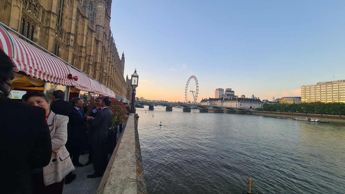 Andrew007Uk's tweet photo. Goodbye dad, goodbye London

Kolkata waits for me 🧡🤍💚 https://t.co/BlUZJd0g4O