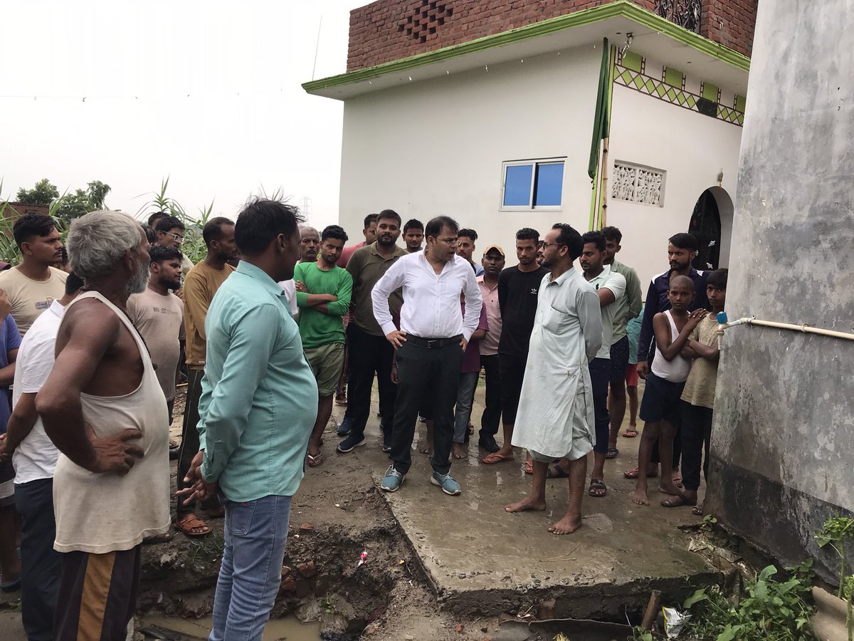 nptarkulwa's tweet photo. आज अधिशासी अधिकारी हिमांशु प्रताप सिंह जी द्वारा नगर पंचायत तरकुलवा के बिभिन्न वार्डों में घूम कर हो रहे कार्यों की जाच कर लोगों के समस्याओं को सुना गया। @dmdeoria @SwachhBharatGov @UPGovt https://t.co/AiXzs54Zbk
