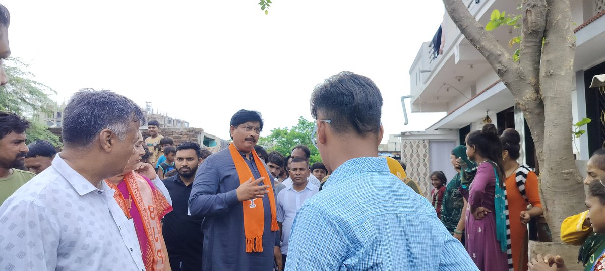 VedantTrivedi10's tweet photo. આજ રોજ સરખેજ વોર્ડ નાં કુમારશાળા શક્તિ કેન્દ્ર માં આવેલ ગાયત્રી નગર , મહાકાળી નગર , ખાતે વેજલપુર વિધાનસભાનાં ધારાસભ્ય શ્રી @AmitThakerBJP જી એ જન સંપર્ક રાઉન્ડ કર્યો .જેમાં સ્થાનિકો નાં પ્રશ્નો જાણી રાઉન્ડ દરમ્યાન જ અધિકારી સાથે વાત કરી . તેમજ જલ્દી કર્યો પૂર્ણ કરવા સૂચન કર્યું https://t.co/z4pKvB0wuj