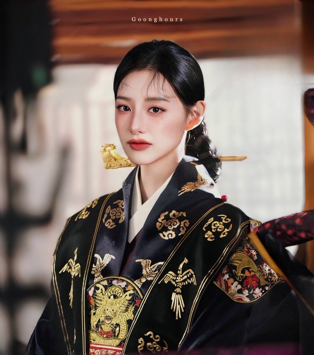 ⠀

            ทีแรกที่แต่งกัน, ฉันก็นึก
            อยู่ว่าคงจะหัวปีท้ายปี

            ก็ยังสาวอยู่เลย, แปลกนะ
            หลังจากยอนเซกงจู (연세)
            จนป่านนี้ก็ยังไม่มีวี่แวว

            “Perhaps, trouble in paradise?”

            ( #𝐆𝐨𝐨𝐧𝐠𝐡𝐨𝐮𝐫𝐬 )

⠀