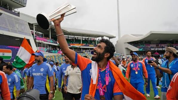 JohnsMathew's tweet photo. For long India was missing a bowler who could inspire dread in batsmen, today that gap has been filled by a fast bowler with unbelievable talent and precision...Jasprit Bumrah – once in a lifetime player🔥
#TeamIndia #T20WorldCup
#JaspritBumrah #BCCI #Bumrah https://t.co/yONTAX1SrQ