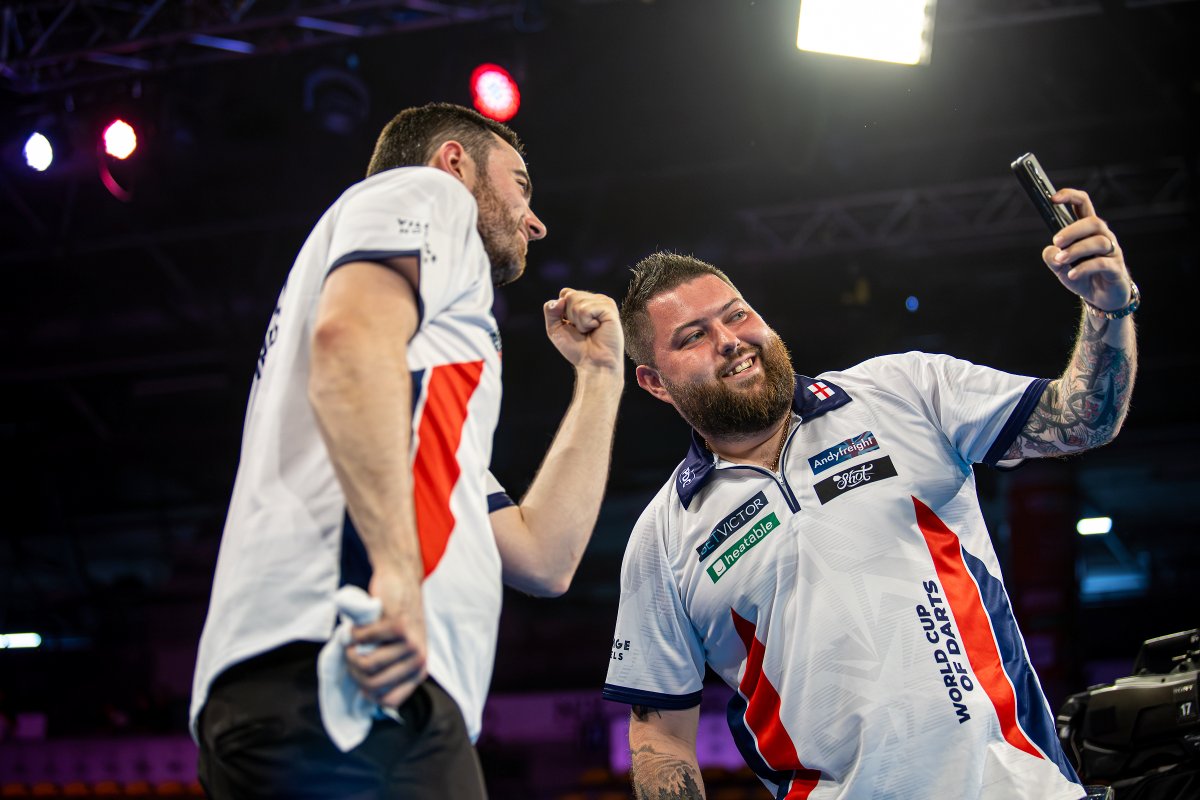 dartingp's tweet image. After a routine win over France last night, a big day approaches for Michael Smith and Team England, with the World Cup of Darts title just three games next away! 🌎

⏰ Next up, Northern Ireland in the quarter-finals (2pm)

#WCoD | #TeamDP | #TeamEng