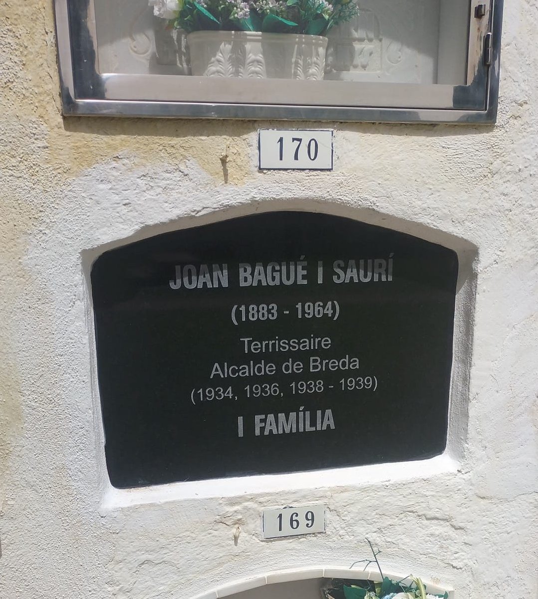 AjuntamentBreda's tweet photo. L'Ajuntament de Breda ha fet col•locar una làpida al nínxol de Joan Bagué. Terrissaire, se li atribueix la creació del típic Càntir del Drac. Alcalde de Breda diverses vegades durant el període republicà. Fins ara restava sense identificació i estava a punt de ser exhumat. https://t.co/5YXTwf3OWi