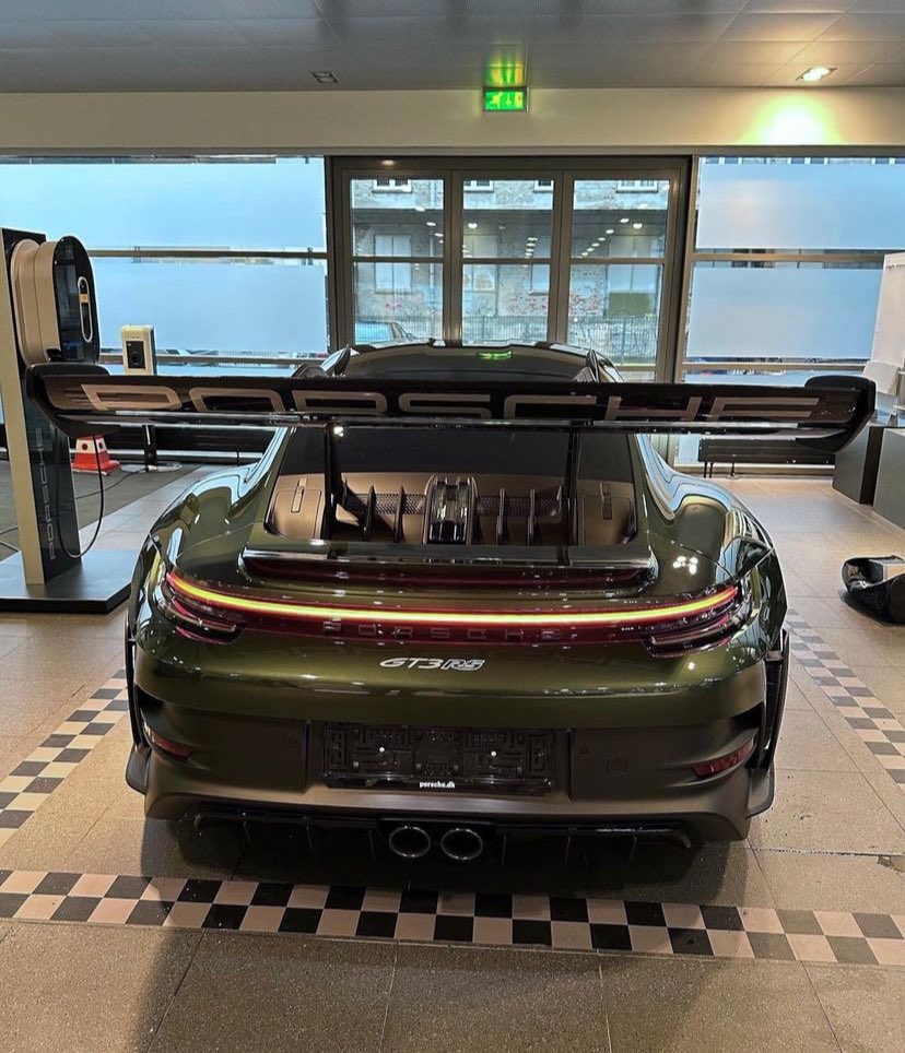 Jordan92338366's tweet photo. 992 GT3 RS Weissach in PTS Oak Green Metallic 🔥 https://t.co/h8HgJ7aVSm