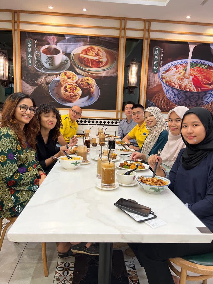 IPMEnquiry's tweet photo. 😋 Great lunch with the teams. Nothing beats good food and great company! 🥗🍜🍗☕️🧋

#IPMProfessionalServices #OfficeLunch #TeamBonding #YummyFood #EngineerCareer #ArchitectCareer #EatingTogether #AppreciateLife https://t.co/W4v4oZQgqe