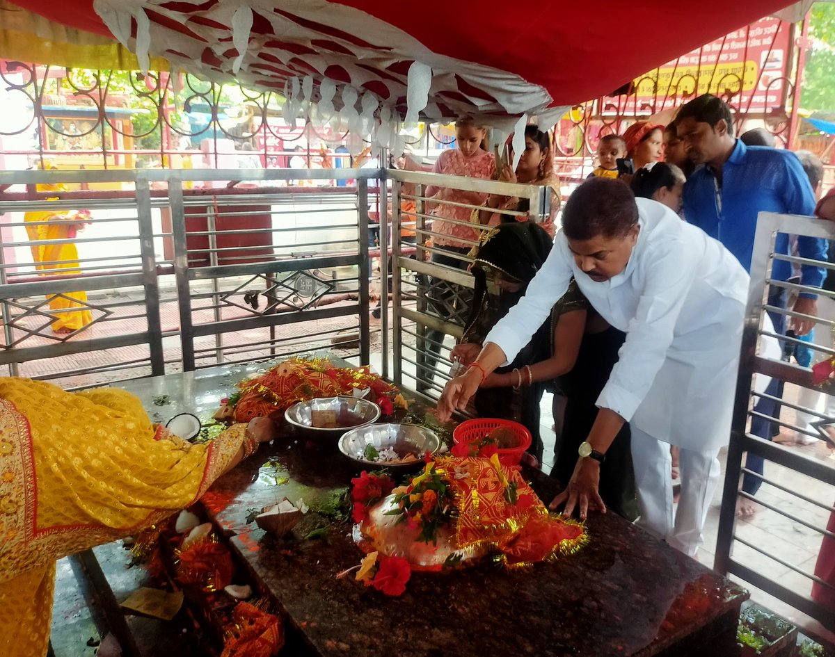 Rajkumarsingh1i's tweet image. आज अपने जन्मदिन के शुभ अवसर पर आदि शक्ति देवी माँ मदनपुर वाली के दरबार में पहुँचकर माँ मदनपुर वाली का आशीर्वाद प्राप्त किया।
माता रानी का आशीर्वाद सदैव हम सभी पर बना रहे।