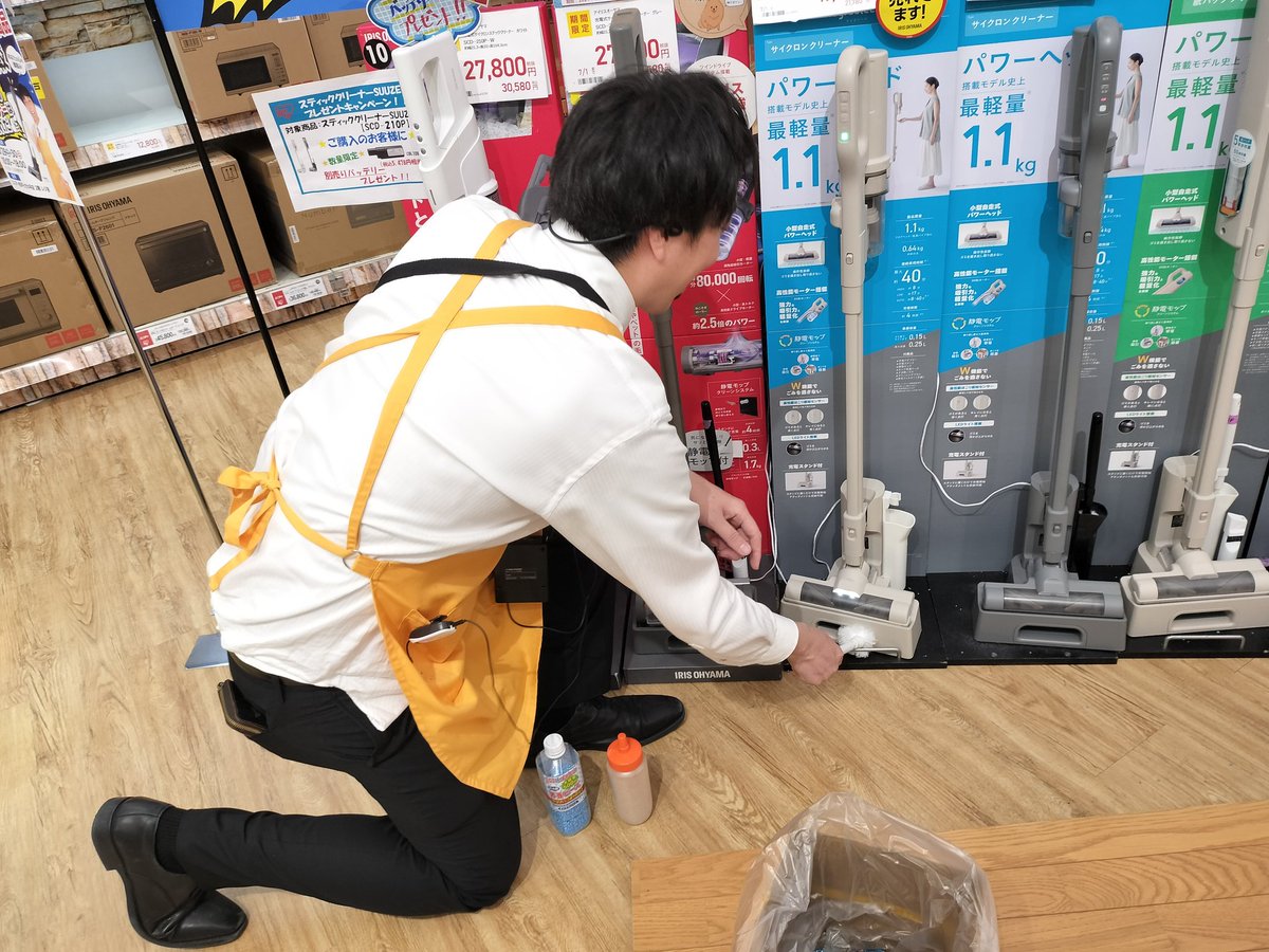 deki3's tweet photo. ユニディ松戸ときわ平店にて、
ハートキャッチ大倉がアイリスオーヤマの掃除機を実演笑売会！
笑顔で次々と掃除機を売る手腕！
#KODEKA
#コデカ
#ハートキャッチ大倉 https://t.co/PupYuON4KW