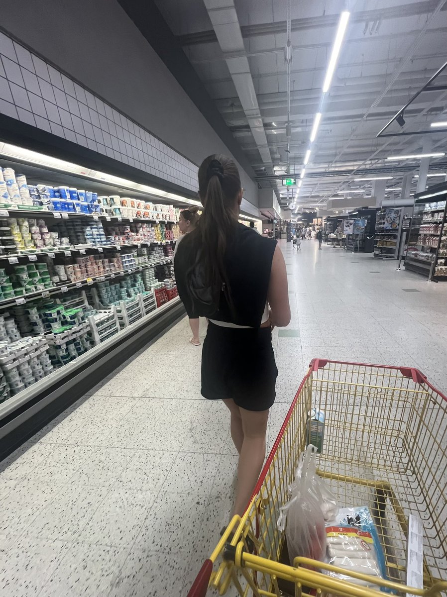 samimuho's tweet photo. Havaintoja parisuhteesta. 

Jos kumppani kysyy kaupassa, että mitä ruokaa tehtäis illalla? Se on itseasiassa hyvin psykologinen kysymys. Siihen ei kannata ainakaan vastata: Kaikki käy tai vielä vähemmän oikea vastaus on ehdottaa jotain, mitä toinen ei halua just tänään syödä.

Vielä yritän ratkaista tätä arkielämän rubikin kuutiota, miten se pelataan läpi.

Raportoin edistymisestä jonain päivänä.