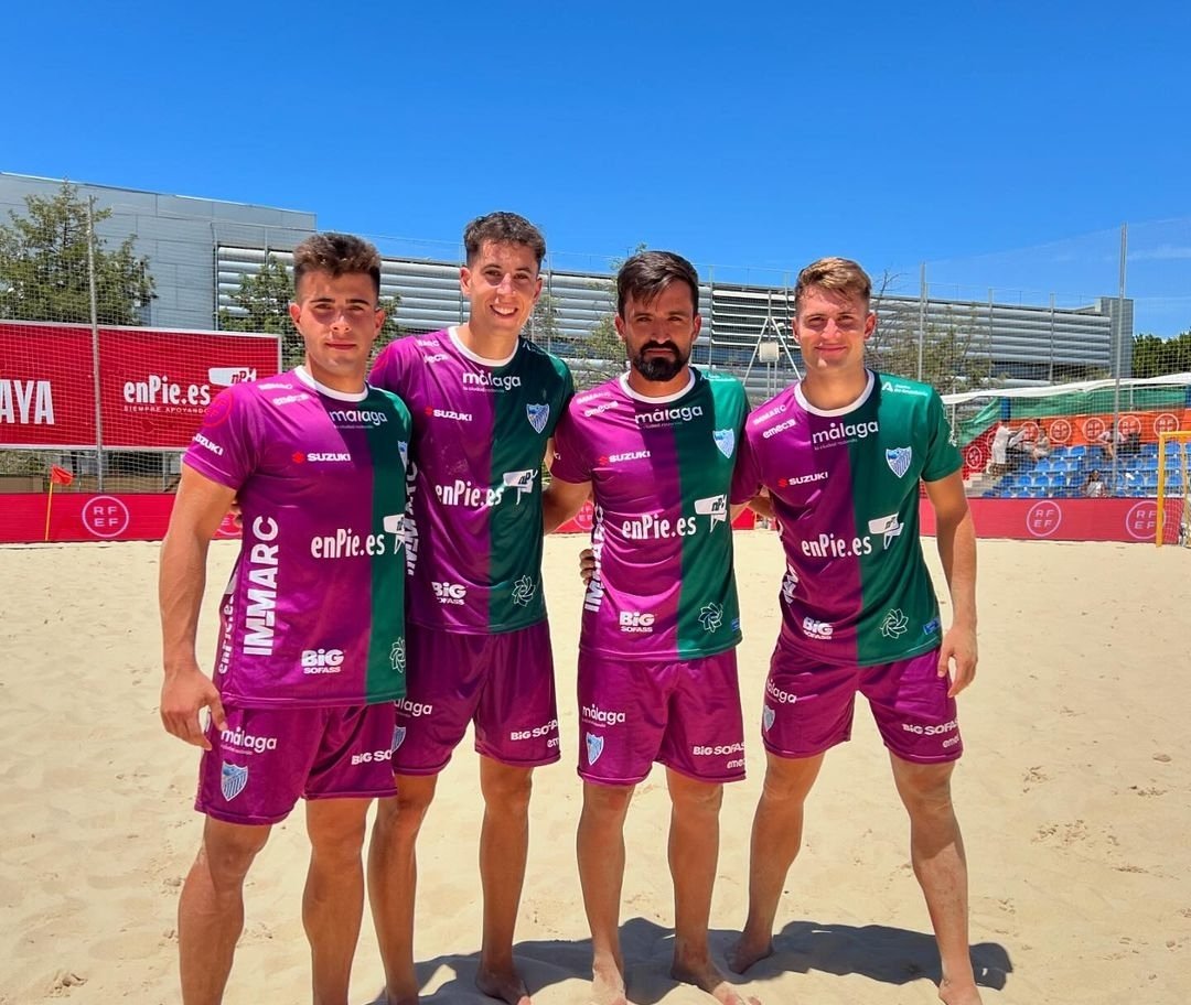 ffrm_se's tweet photo. 📝 Son @pedroogarciia30, @davidardil5, @jose_oliver_10 y Jaime Vera...
📝 Son de Mazarrón... 
📝 Son grandes jugadores que han defendido la camiseta de la FFRM de fútbol playa... 

🏆 ¡Y acaban de conquistar la Primera División de #BeachSoccer con el CD Enpie Málaga 👏🏝️!

¡FELICIDAAAAADES 🫂!
