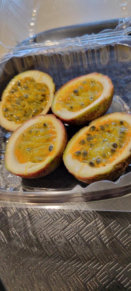 ScratchKing72's tweet photo. I picked these beauties up frm the produce market yesterday....😋
#PassionFruit https://t.co/1e3J8febJo
