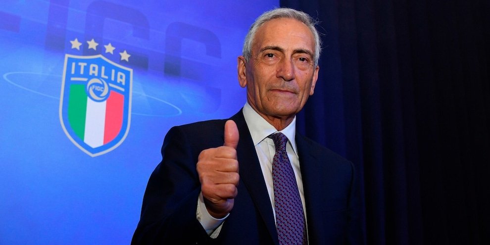 #Gravina ci informa che non esiste che qualcuno, politica o altri, possa pretendere le sue dimissioni. Ebbene, l'unica cosa fatta da questo figuro negli ultimi anni è aumentarsi lo stipendio e farsi eleggere vice presidente #UEFA, riuscendo nell'impresa di portarsi a casa 490k