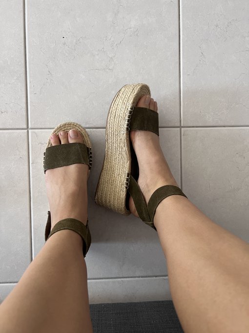 How do you like the wedges on my feet?  #Feet #wedges #FOOTFETİSH https://t.co/iBCYGCSAmD<a href="/tag/feet"class="tags">#Feet</a><a href="/tag/footfetish"class="tags"><span>#footfetish</span></a><a href="/tag/wedges"class="tags"><span>#wedges</span></a>
