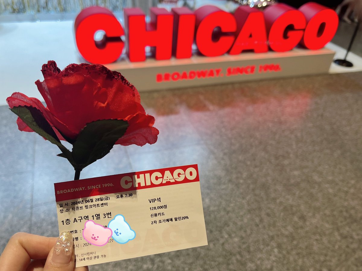 _onlywendy's tweet photo. 念願のCHICAGOも行ったよ🌹演技も歌も迫力あって一瞬で吸い込まれたし、とても楽しいミュージカルで最高だった！最後にパニちゃんが目の前で投げてくれた薔薇も取れたよ〜☺️🫶🏻 https://t.co/pNNi6n91OT