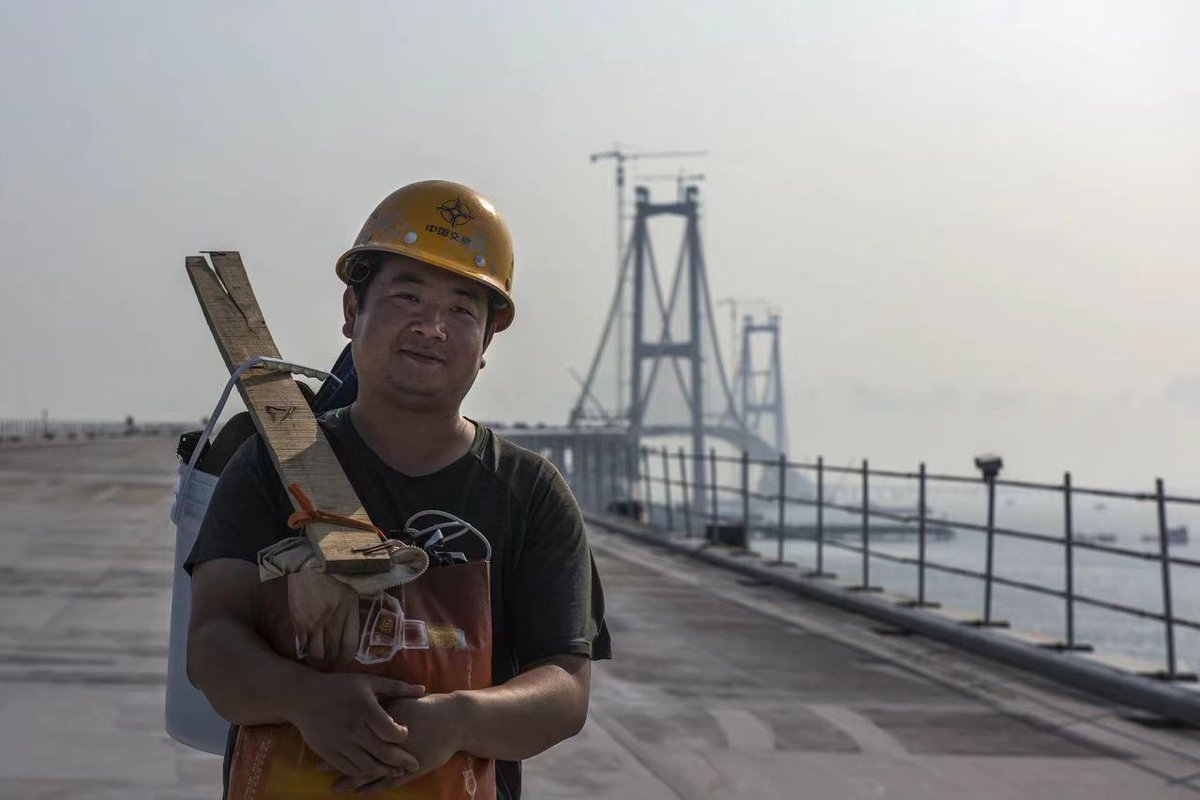 Shenzhong mega bridge, linking directly Shenzhen to Zhongshan just open. Let's praise its builders.
Beautiful pictures by I don't know who. #shenzhen #shenzhong #megabridge #Engineering #constructionworkers #megastructure #chinabuilding