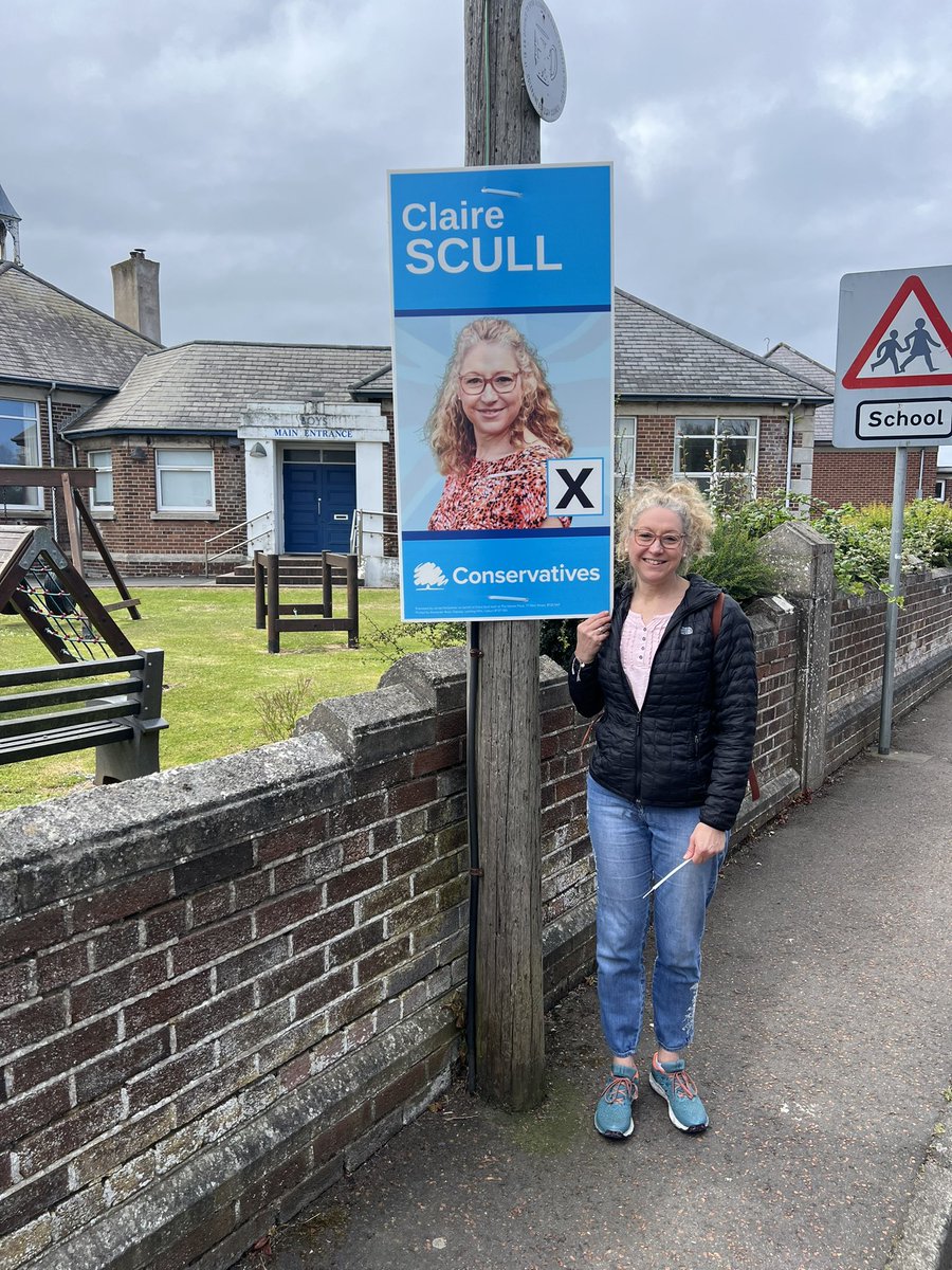 Conserv02921336's tweet photo. Getting my posters up. A vote for @Conservatives on Thursday is a vote for a secure future for you and your family, and a strengthen place for Northern Ireland in the United Kingdom.

#eastlondonderry #northernireland #conservatives #GE24 #womeninpolitics https://t.co/NdtPTqoLUK