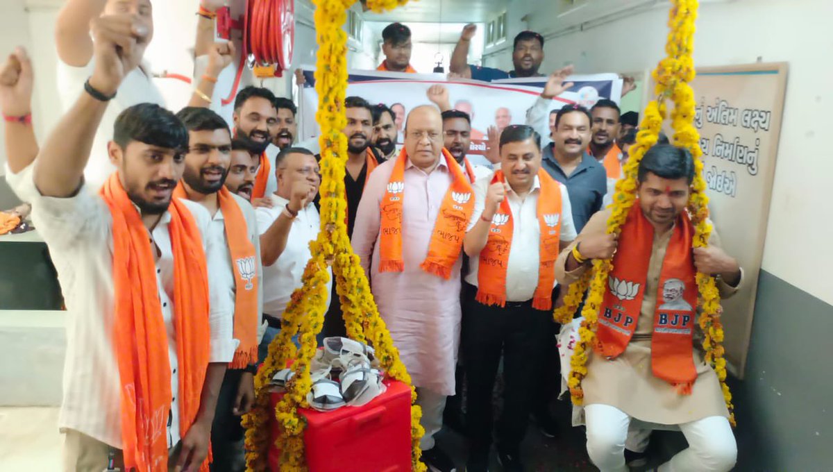 MarutisinhAtod3's tweet photo. માનવજીવનનું મહાદાન એટલે રક્તદાન 🩸

આજરોજ ભરૂચ જિલ્લા ભરૂચ તાલુકા મંડલ ખાતે આયોજિત બ્લડ ડોનેશન કેમ્પમાં ઉપસ્થિત રહી, માનવતાના આ ઉત્તમ કાર્યમાં સહભાગી બનેલ સર્વે રક્તદાતાઓ તેમજ આયોજકોને અભિનંદન પાઠવ્યા. https://t.co/fz3L49gODP