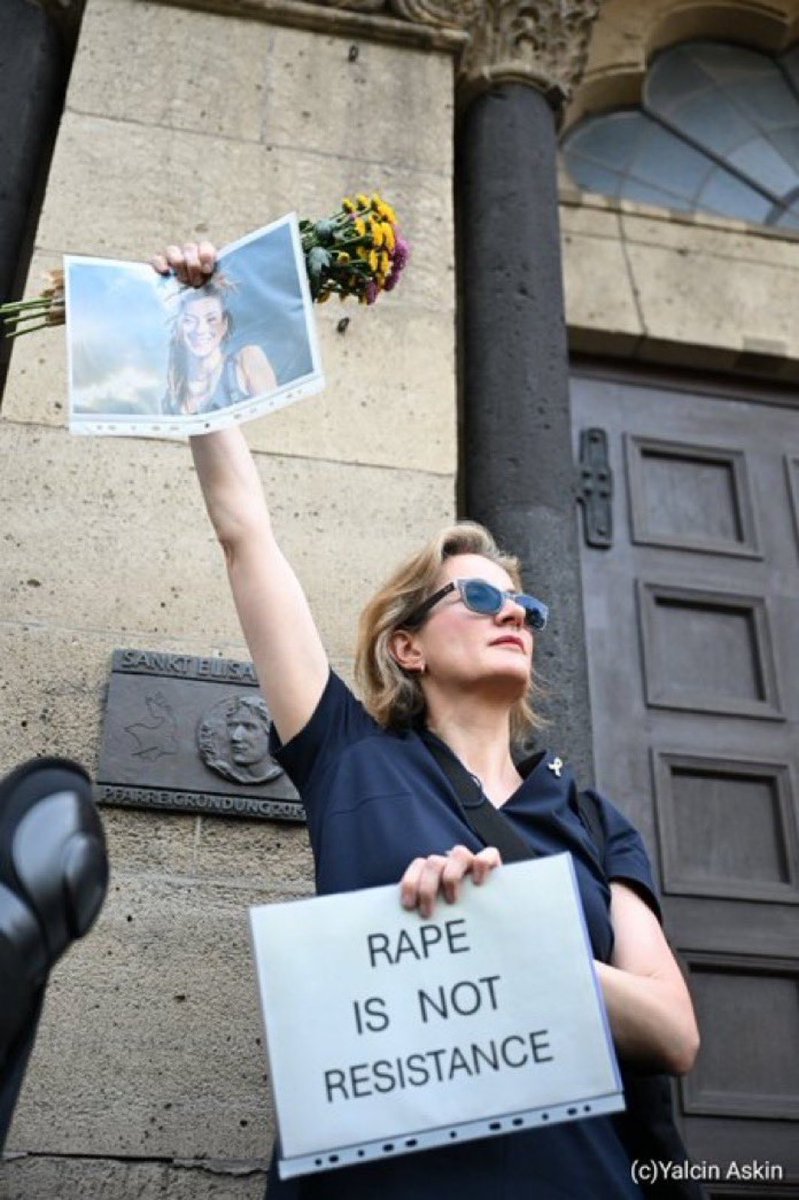 AzatAlsalim's tweet photo. A brave lady in Germany against pro Hamas fans protesters.
„Rape isn’t resistance.“ it’s terrorism. https://t.co/xri0ODg3rs