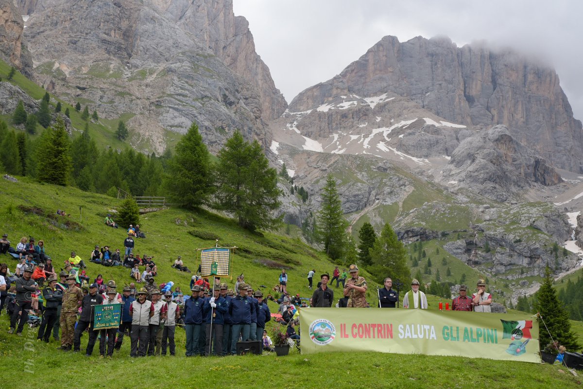 ana_web's tweet image. Gli alpini hanno reso omaggio ai Caduti, durante il 41° raduno al #Contrin, con la deposizione di una corona al monumento dedicato al cap. Arturo Andreoletti e con una Messa celebrata nel pianoro adiacente alla chiesetta.  #alpini #associazionenazionalealpini  #marmolada