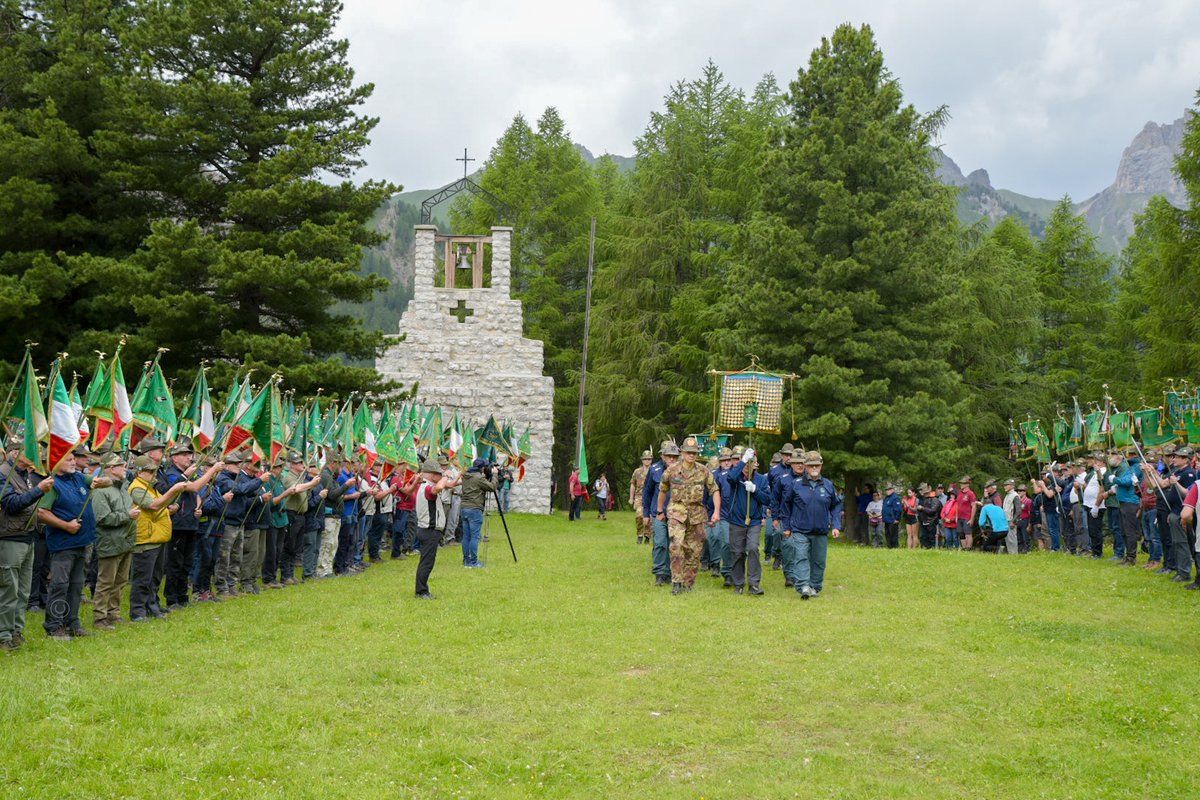 ana_web's tweet image. Gli alpini hanno reso omaggio ai Caduti, durante il 41° raduno al #Contrin, con la deposizione di una corona al monumento dedicato al cap. Arturo Andreoletti e con una Messa celebrata nel pianoro adiacente alla chiesetta.  #alpini #associazionenazionalealpini  #marmolada