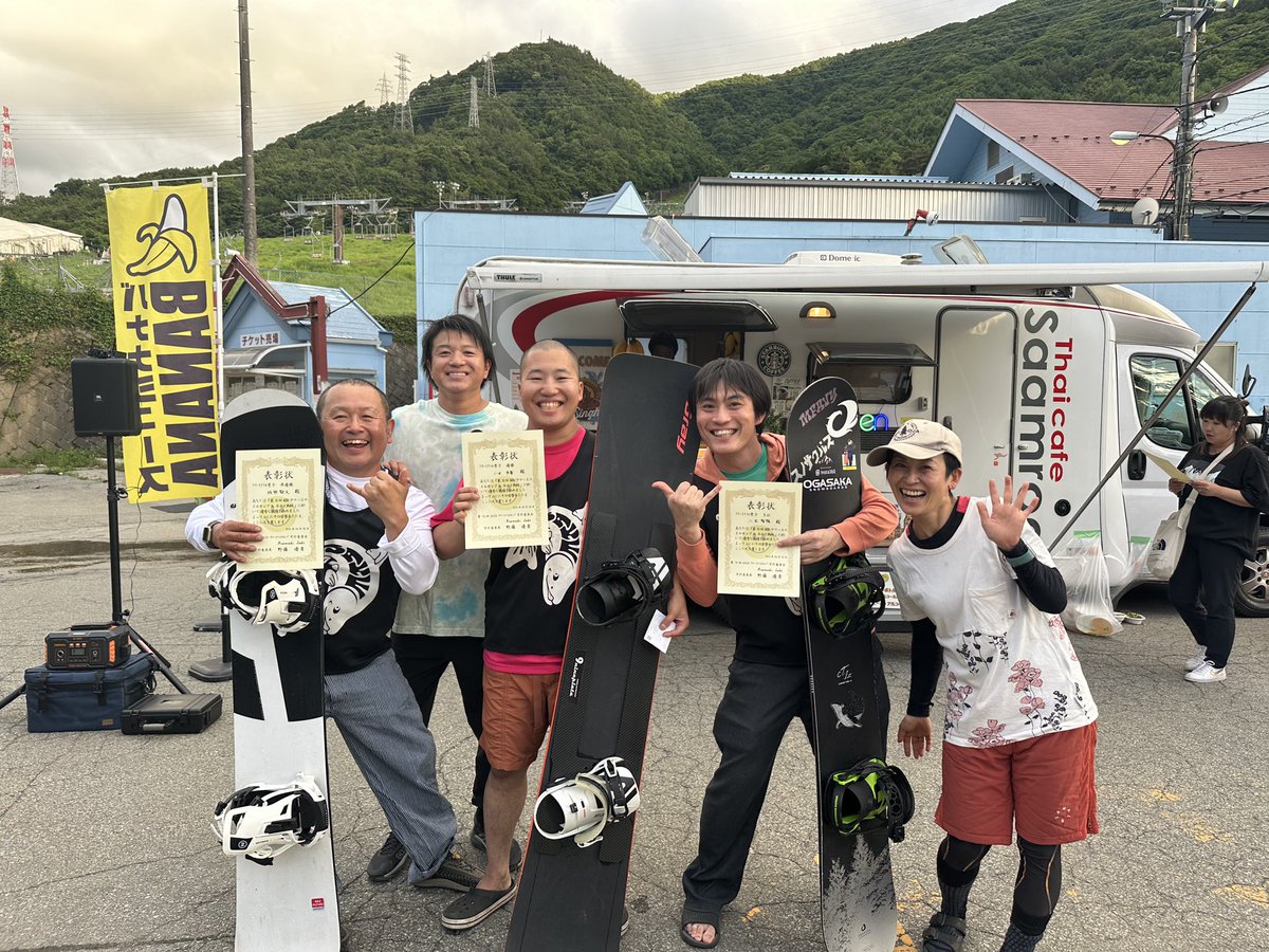 omanjyuu's tweet photo. スマイルカップボーズ対決は山田さんに軍配が上がる😆
残念ながらいなぐま準優勝🥈
チキリました笑笑
お疲れ様でした♪
山田さん優勝🏆🥇おめでとうございます㊗️
#スマイルカップ
#apexcstmsnowboards
#apexcstmsnowboardsjapan https://t.co/yJcJ9siaK3