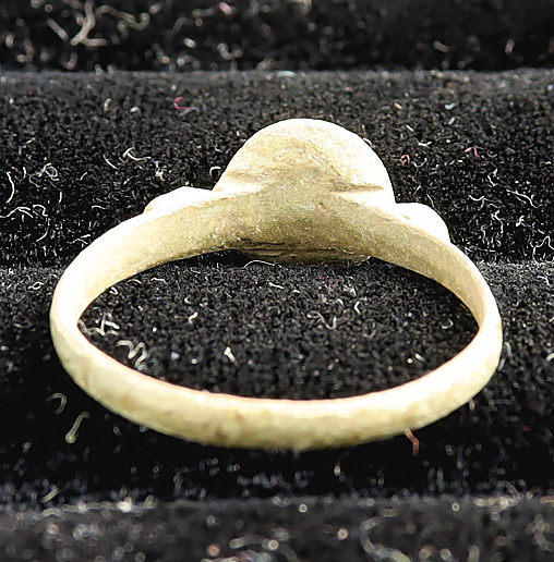 lead2024's tweet image. Check out #6751 Genuine ancient AE ring. With transparent green insert. XIV-XVII AD ebay.co.uk/itm/1663748396… #eBay via @eBay_UK #Genuine #ancient #AE #ring #transparentgreeninsert #XIVAD #XVIIAD