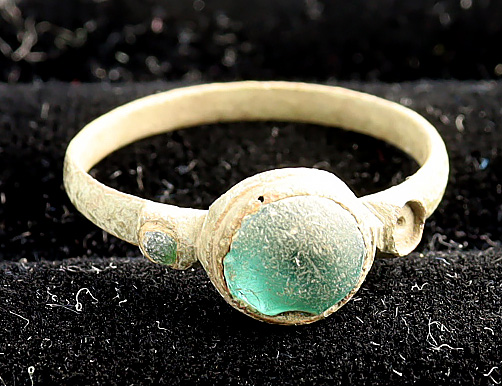 lead2024's tweet image. Check out #6751 Genuine ancient AE ring. With transparent green insert. XIV-XVII AD ebay.co.uk/itm/1663748396… #eBay via @eBay_UK #Genuine #ancient #AE #ring #transparentgreeninsert #XIVAD #XVIIAD