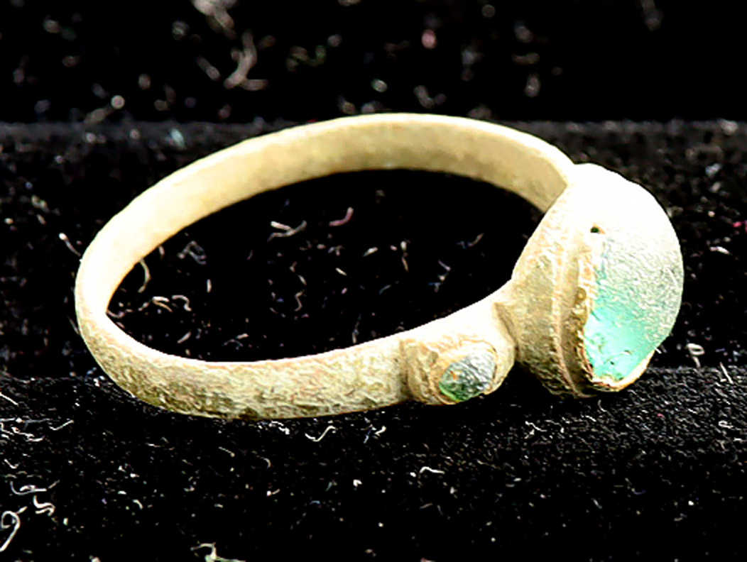 lead2024's tweet image. Check out #6751 Genuine ancient AE ring. With transparent green insert. XIV-XVII AD ebay.co.uk/itm/1663748396… #eBay via @eBay_UK #Genuine #ancient #AE #ring #transparentgreeninsert #XIVAD #XVIIAD