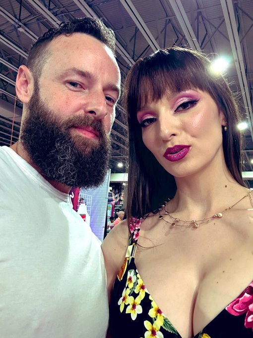 Ran into this little bombshell during the convention @lexilunaxoxo What do you guys think, should we<a href="/tag/twitch"class="tags"><span>#twitch</span></a><a href="/tag/streamingnow"class="tags"><span>#streamingnow</span></a>