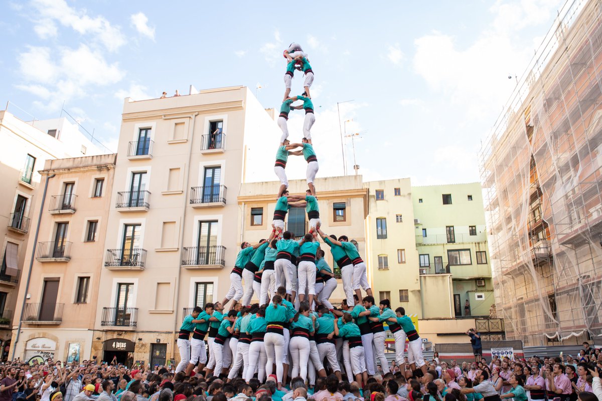 aquest preciós monstre havia de tenir una catedral al darrere #castellers