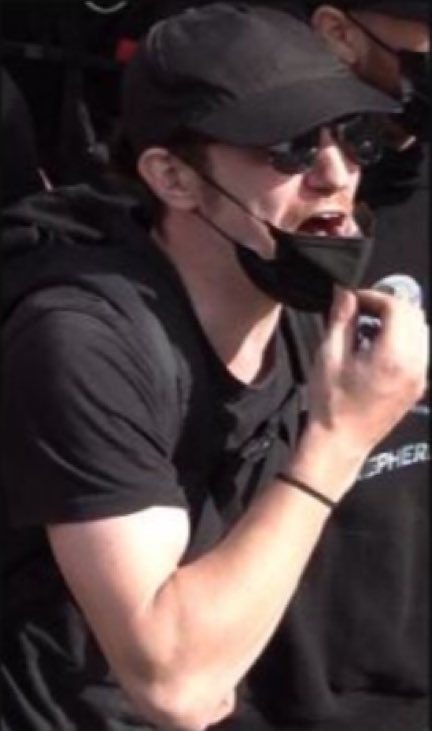 bozwy's tweet image. 🚨GESUCHT🚨

Die Polizei Essen sucht mit untenstehenden Fotos nach dem Mann, der gestern an der #Demo in #Essen am Boden liegende Polizeibeamte schlug und in den Kopf trat.

Wer kennt diesen Linksextremisten oder kann Hinweise zu seinem Aufenthaltsort geben?

Bitte Reposten und…