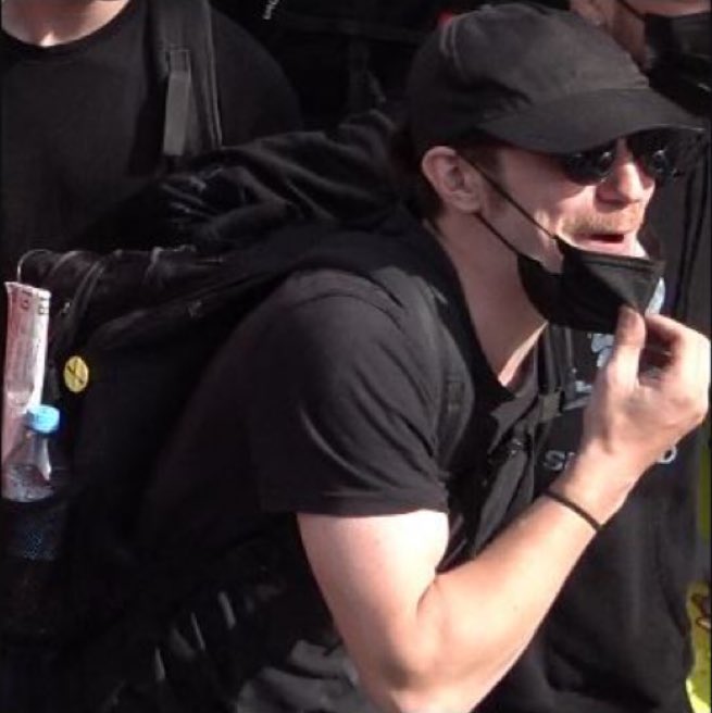 bozwy's tweet image. 🚨GESUCHT🚨

Die Polizei Essen sucht mit untenstehenden Fotos nach dem Mann, der gestern an der #Demo in #Essen am Boden liegende Polizeibeamte schlug und in den Kopf trat.

Wer kennt diesen Linksextremisten oder kann Hinweise zu seinem Aufenthaltsort geben?

Bitte Reposten und…