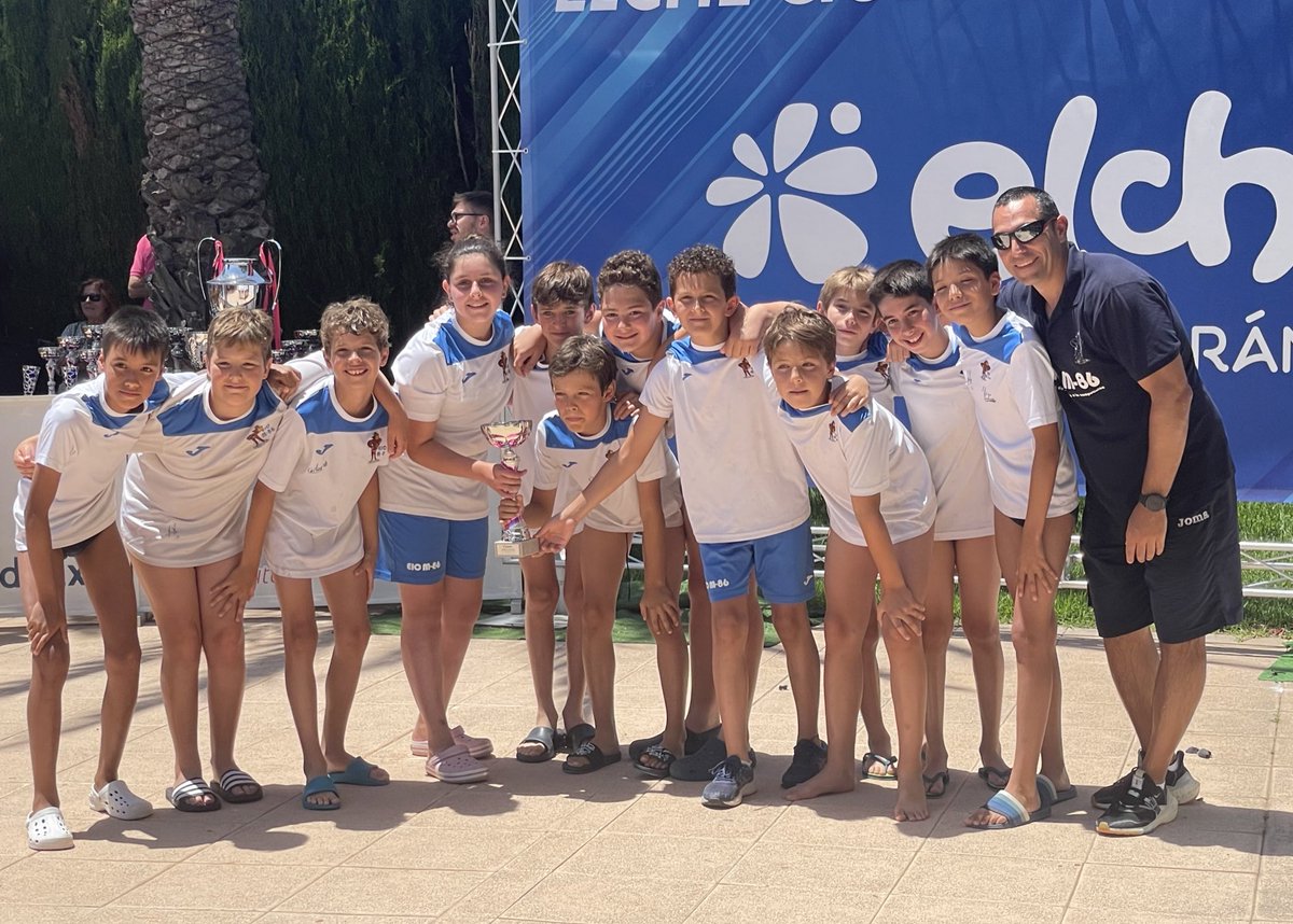 EIC_M86's tweet photo. Final del Trofeo y celebración al conseguir el primer puesto en la categoría alevin!!!🏆 y David Bellon como MVP

Han sido cuatro días muy bonitos de competición y convivencia de tod@s en este apasionado deporte del waterpolo. 

Gracias Wp kids Elche por hacerlo posible https://t.co/IRBkQnD5Va