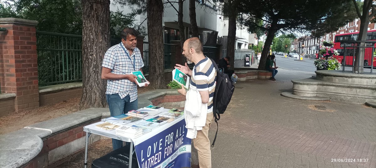 nr_amea's tweet photo. On Saturday 30th June, Muslim Elders, from the Upper Mitcham Chapter of AMEA UK had a wonderful afternoon at #AmenCorner in Tooting, engaging with locals!
#Love4AllHatred4None
@charitywalk_uk 
@ukmuslims4peace
@Ansarullah_UK https://t.co/iZGUPCtJCJ