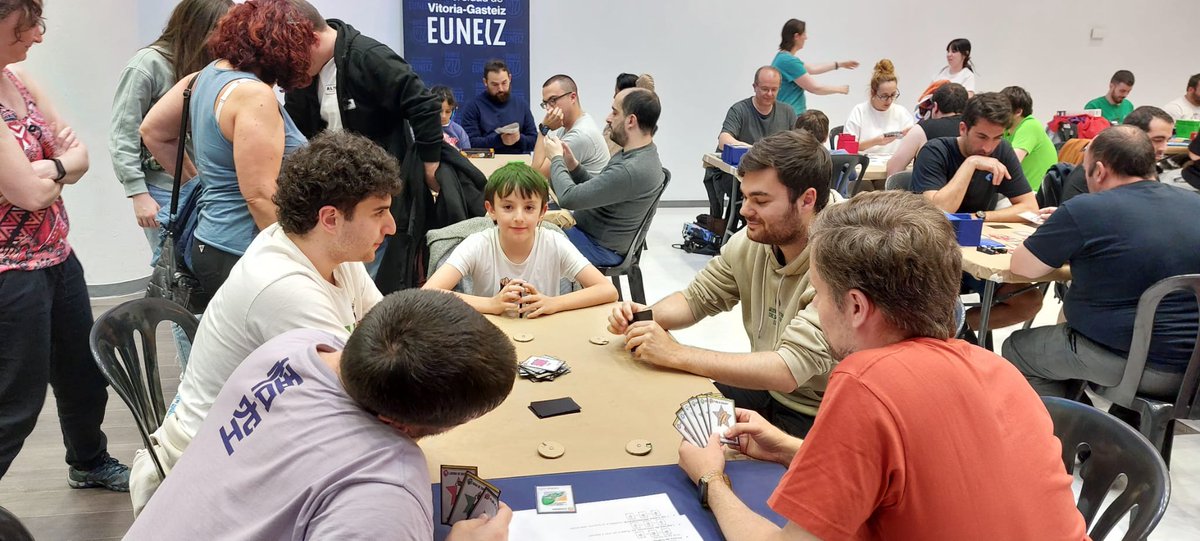🎮💻👩‍🎓 Este fin de semana hemos estado en el #FreakFestival, organizado por nuestro partner <a href="/AsoValinor/">Asociación Valinor</a> en #EuropaBiltzaJauregia de Vitoria-Gasteiz. ¡Muchas gracias a todos aquellos que os habéis acercado a probar los juegos de mesa de nuestros estudiantes de los Grados de