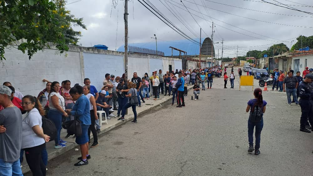 junrecaoficial's tweet photo. #30Jun 📸 #EnFotos 🗳️🇻🇪 El #SimulacroPorLaPaz inició en diversos centros de votación del municipio #Iribarren con masiva presencia de personas de todas las edades, para ensayar su proceso de votación de cara a las #EleccionesPresidenciales del #28J
#Barquisimeto #Lara #Venezuela https://t.co/3xoBWGzg3P