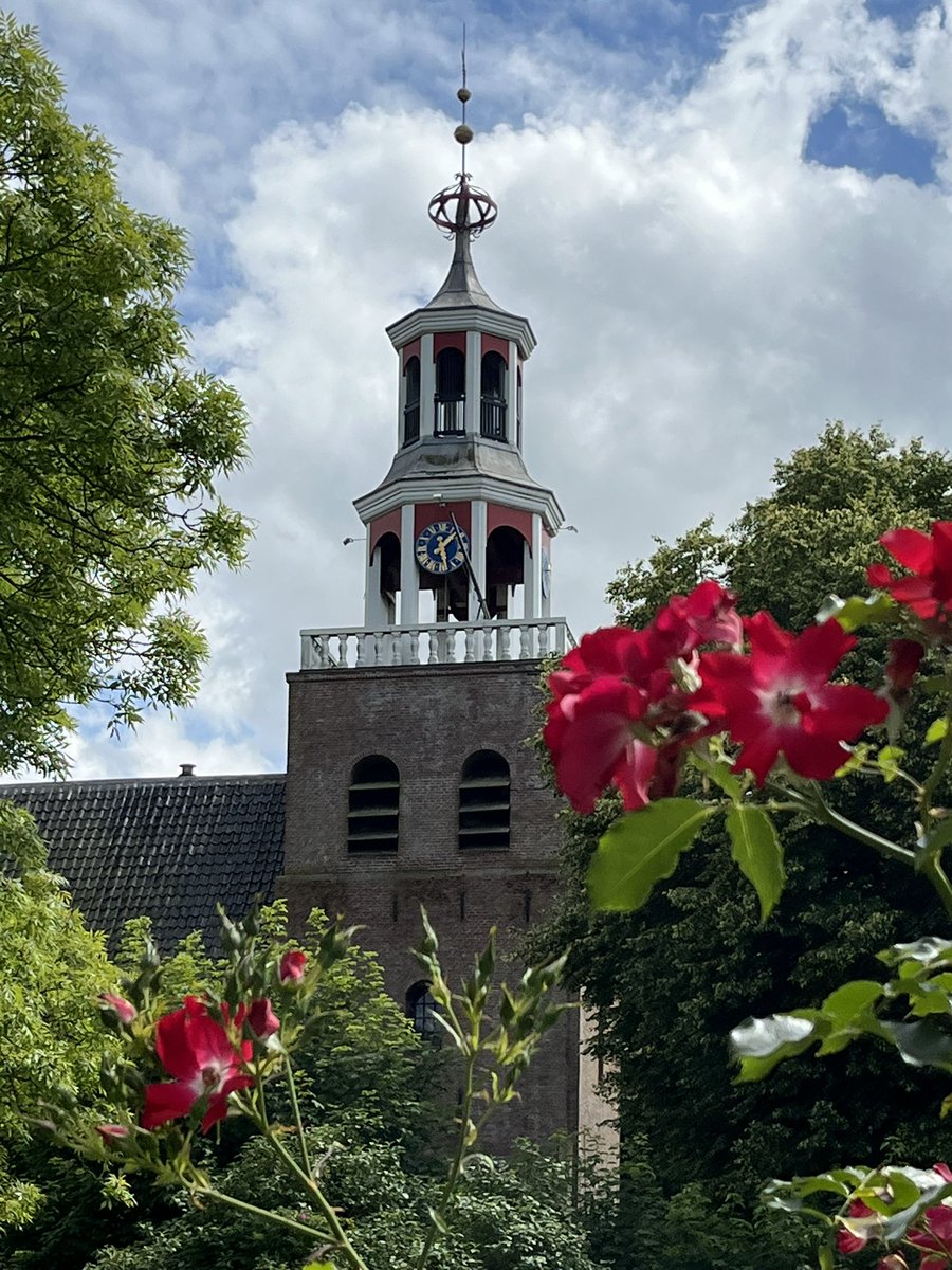 Bernadet83's tweet photo. Middag in het mooie Pieterburen! Waar @misterking1 een uurtje mag spelen 🎵🎶🌺 https://t.co/0pNeASvYFh