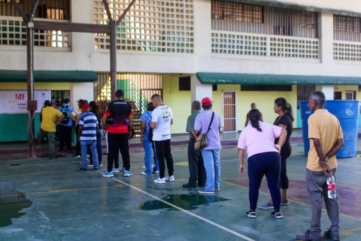 johanitakenpo's tweet photo. #SimulacroMaquinariaPerfecta Así avanza esta jornada que reafirma nuestro espíritu democrático y protagónico del Poder Popular. Nuestro Pueblo del punto y círculo de la U.E.N. Samán de Güere, participa activamente en el Simulacro Electoral #SimulacroPorLaPaz https://t.co/PrJR5JVxGo