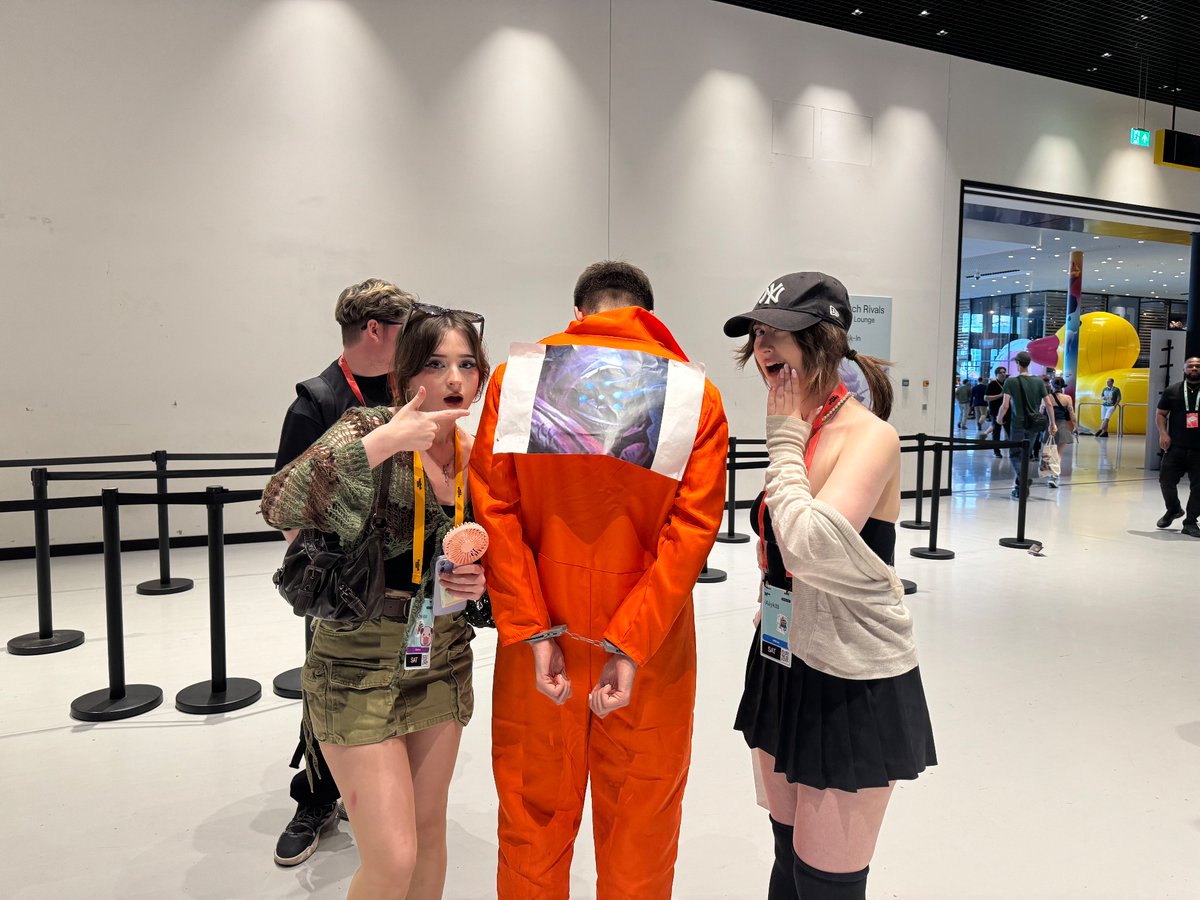 SoulBloomer's tweet photo. hit list complete, people loved my cosplay @SloppyWalrusX @miaowiee @Drututt @KeshaEuw @inias2001 #TwitchConRotterdam https://t.co/EAbg0Jw9a9