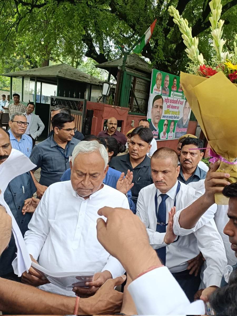 chandan_thakut's tweet photo. आज माननीय मुख्यमंत्री @NitishKumar जी से रेल अप्रेंटिस की टीम ने मुलाकात की एवं अपनी समस्याएं बताई जल्द ही हमारी मांग पूरी होगी हमे आश्वासन दिया गया 
रेल अप्रेंटिस जिंदाबाद🙏🙏
 #RailCCAA_DeserveJob 
@RailMinIndia 
@AshwiniVaishnaw 
@IR_CRB 
@DoPTGoI 
@NWRailways 
@LalanSingh_1 https://t.co/jNLWsmWRZc