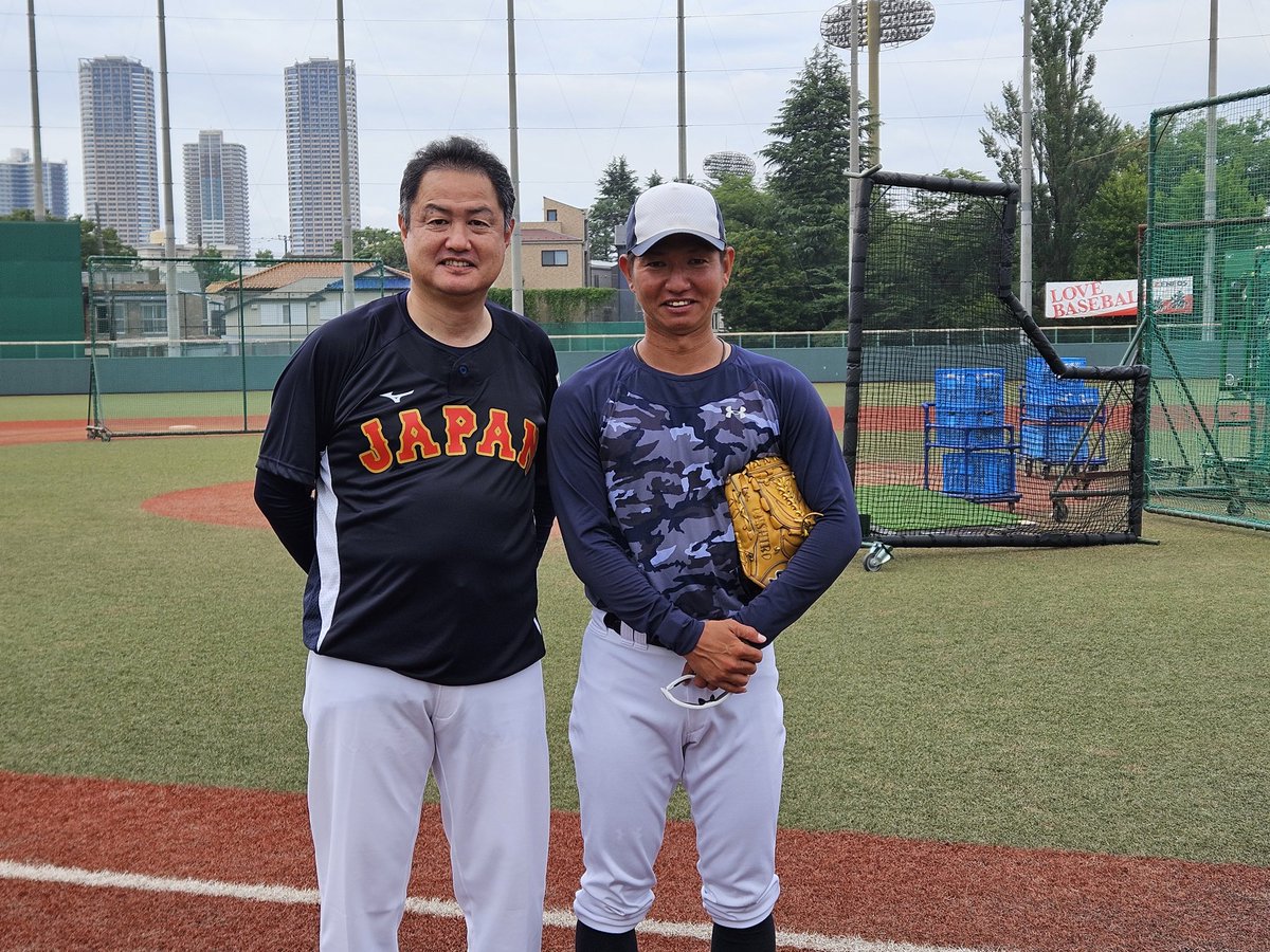 baseball_jaba's tweet photo. 本日、ENEOSグランドにおいて、U23選考合宿が行われました。ウォーミングアップ中、JABA アスリート委員会坂口委員長より二人で橋戸賞4回の声がかかり、記念撮影。ENEOS大城投手コーチは打撃投手を完投。日本代表アドバイザーを務める杉浦コーチも積極的に選手らに声をかけています。 https://t.co/IJClacneQj