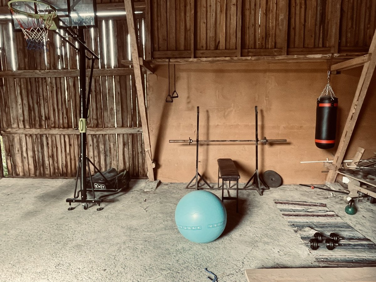 Deep Bay Gym… 21km fillarointia ja sitten päälle vähän kuntopi… eikun crossfittiä. Siinä ovat mun isän ostamat (90-luvulta) levypainot (osa kiekoista hukassa). Penkin ja telineen tekaisin yläasteella koulun metallitöissä.