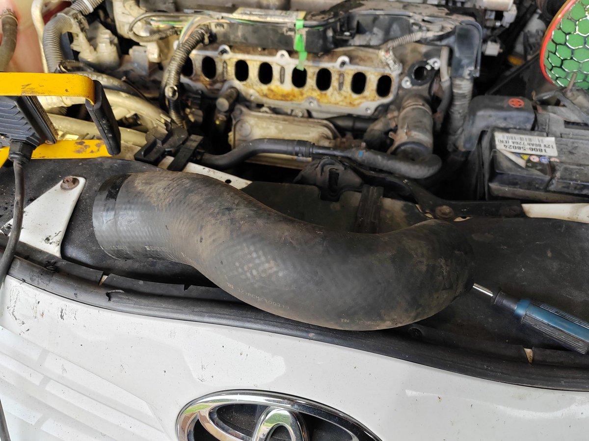 Ahtopaineletkun sisältä ei ainakaan löytynyt öljyä. Vaikka eipä tämä öljyä ole vienytkään. Kohta olis imusarjan paikalleen laitto. Siinä voi muutama voimasanat päästä kun tilaa ei ole toisella puolella. Mitäs muiden iltaan kuuluu.