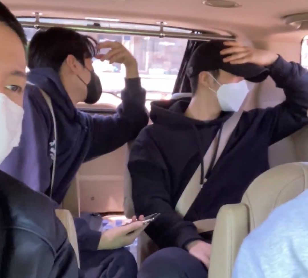 형아들 보낼 때 심란해하던 똥강아지들이
한 명은 제대 앞둔 병장이고 한 명은 곧 훈련병이 된다니
이게 머선일이야아아아아