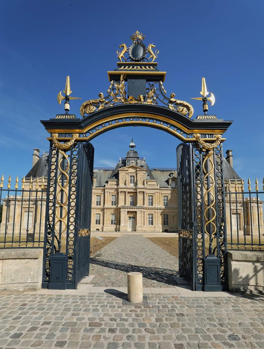 🟠 𝗠𝗔𝗥𝗘́𝗖𝗛𝗔𝗟 𝗟𝗔𝗡𝗡𝗘𝗦 | Séduit par sa proximité avec <a href="/Paris/">Paris</a>, le maréchal Jean Lannes décide d'acheter le château de #MaisonsLaffitte en 1804.

Chassant souvent en forêt de Saint-Germain, #Napoleon lui rend visite régulièrement ! 💪

🌐 chateau-maisons.fr